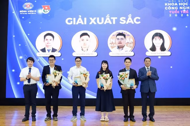Giáo sư, Tiến sĩ Lê Văn Quảng, Giám đốc Bệnh viện K trao thưởng cho các tác giả đoạt Giải xuất sắc tại hội nghị.