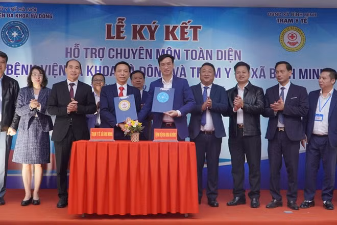 Lãnh đạo Bệnh viện đa khoa Hà Đông và trạm y tế xã Bình Minh ký kết hợp tác về hỗ trợ chuyên môn toàn diện