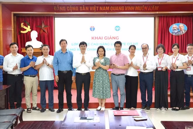 Các học viên chụp ảnh lưu niệm với lãnh đạo Sở Y tế Hà Nội tại buổi khai giảng lớp đào tạo.