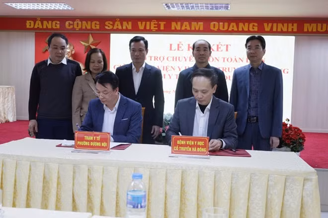 Lãnh đạo Bệnh viện Y học cổ Hà Đông và Trạm Y tế phường Dương Nội ký kết hợp tác hỗ trợ chuyên môn giữa hai đơn vị.