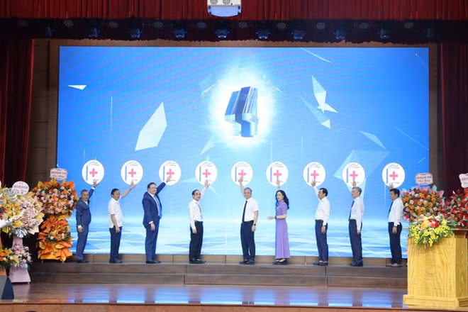 Các đại biểu ấn nút khai trương hệ thống phẫu thuật Robot da Vinci Xi.