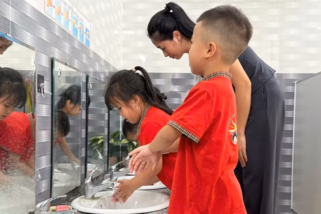 Giáo viên hướng dẫn học sinh vệ cá nhân để phòng, chống bệnh tay chân miệng tại các cơ sở giáo dục trên địa bàn Hà Nội.