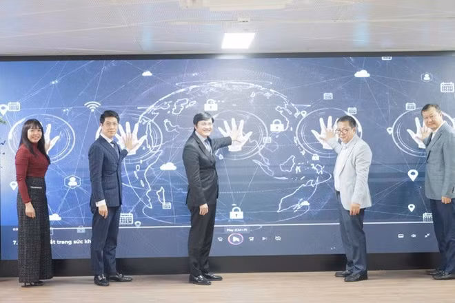 Lãnh đạo Sở Y tế và các đại biểu ấn nút ra mắt giao diện Trang điện tử chuyên ngành "Sức khỏe Thủ đô".
