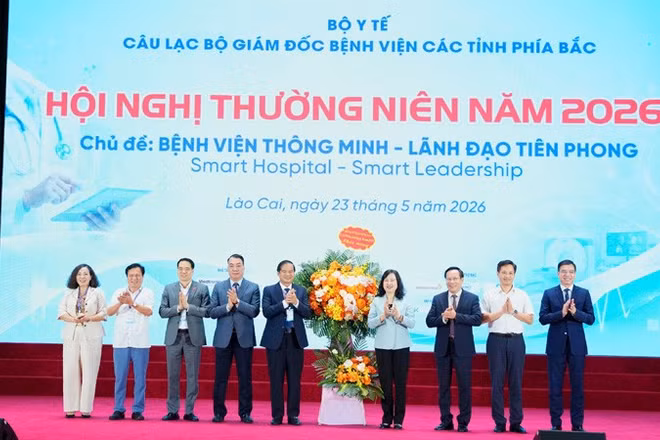 Bộ trưởng Y tế Đào Hồng Lan trao tặng lẵng hoa cho lãnh đạo Câu lạc bộ Giám đốc bệnh viện các tỉnh phía bắc tại hội nghị.