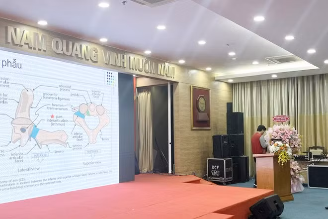 Các diễn giả trình bày tham luận lĩnh vực phẫu thuật cấp cứu thần kinh tại hội thảo.