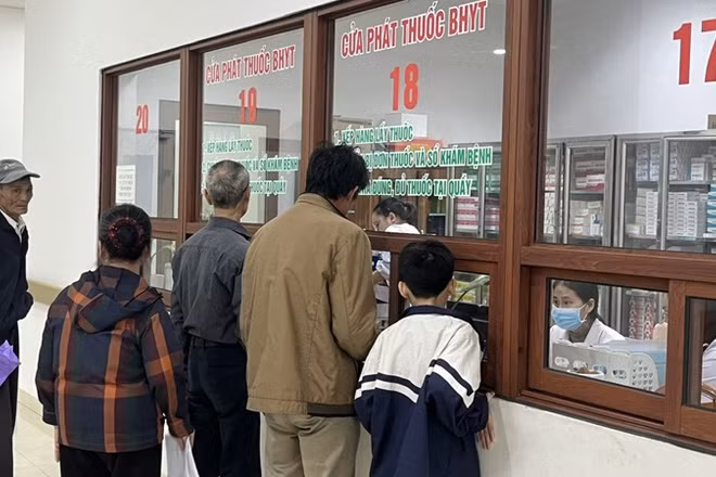 Các cơ sở y tế bảo đảm cung ứng đầy đủ, nhất là đối với thuốc thiết yếu và thuốc cấp cứu cho người dân khi đến khám, chữa bệnh tại đơn vị .