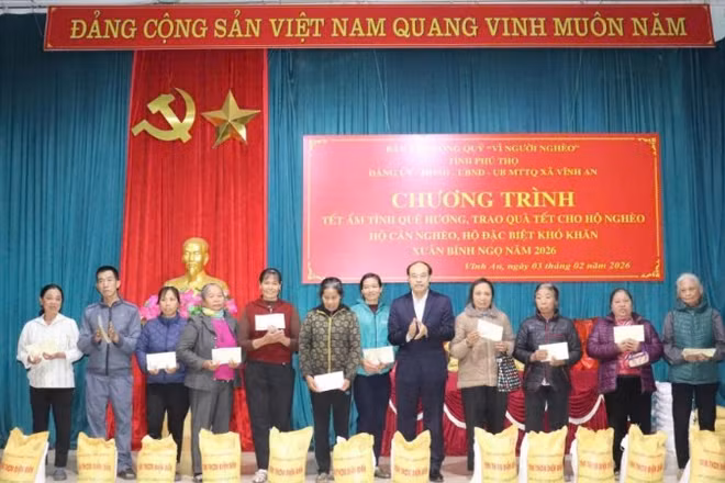 Đồng chí Vi Mạnh Hùng, Giám đốc Báo và Phát thanh, Truyền hình Phú Thọ tặng quà cho các hộ nghèo xã Vĩnh An.