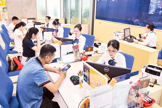Khách hàng giao dịch tại Ngân hàng PVcomBank. (Ảnh: TRẦN HẢI)