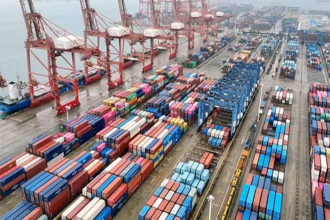 Tàu chở hàng đang bốc dỡ container tại cảng Liên Vân Cảng, tỉnh Giang Tô, Trung Quốc. (Ảnh: TÂN HOA XÃ)