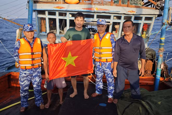 Không chỉ tuyên truyền theo kế hoạch, mỗi lần tiếp xúc, làm việc với ngư dân cũng là dịp để cảnh sát viên hướng dẫn, giải đáp những vướng mắc pháp luật phát sinh trong thực tế. (Ảnh: NGUYỄN CHÍNH)