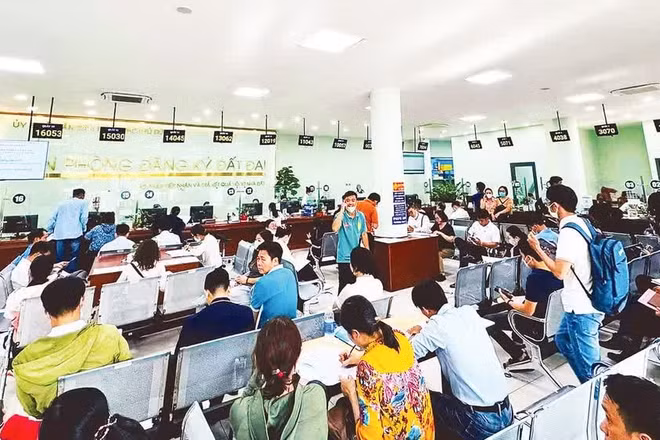 Người dân làm thủ tục hành chính tại Văn phòng đăng ký đất đai thành phố Thủ Đức, Thành phố Hồ Chí Minh. (Ảnh: TÙNG QUANG)
