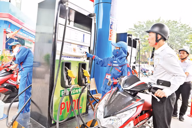 Người dân mua xăng E10 tại một điểm kinh doanh xăng dầu ở Hà Nội. (Ảnh: THẾ ĐẠI)