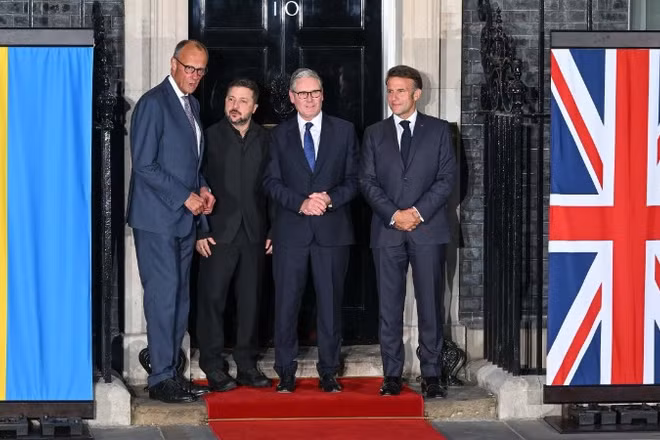 Thủ tướng Đức Friedrich Merz, Tổng thống Ukraine Volodymyr Zelensky, Thủ tướng Anh Keir Starmer và Tổng thống Pháp Emmanuel Macron tại cuộc gặp ở London ngày 7/6/2026. (Ảnh: AA/TTXVN)