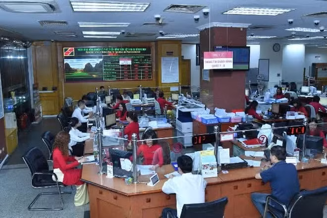 Khách hàng giao dịch tại Ngân hàng Agribank.