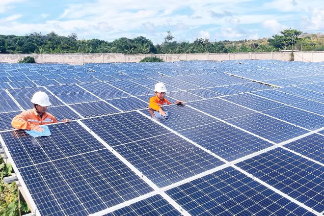Lắp đặt điện mặt trời trên đảo Phú Quý để đáp ứng nhu cầu của người dân và dịch vụ du lịch.