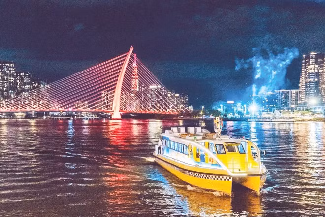 Tuyến buýt sông số 1 (Bạch Đằng-Linh Đông) thu hút đông đảo người dân và du khách tham quan sông Sài Gòn, góp phần phát triển kinh tế và hoạt động du lịch “sông nước” cho Thành phố Hồ Chí Minh (Ảnh: QUÝ HIỀN)