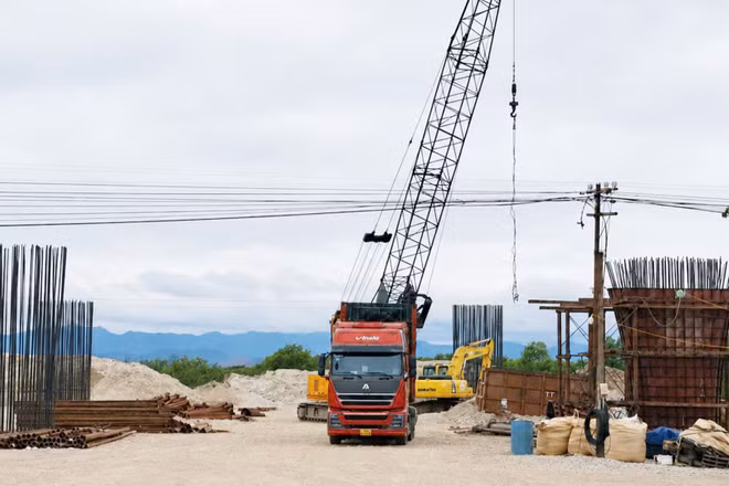 Thi công cầu vượt đường sắt và Quốc lộ 1 của dự án đầu tư xây dựng Quốc lộ 15D. (Ảnh: LÂM QUANG HUY)