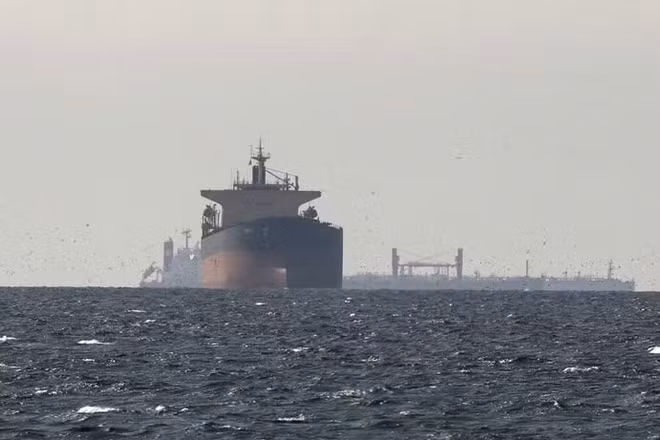 Tàu thương mại tại eo biển Hormuz, ngày 20/6/2026. (Ảnh: THX/TTXVN)