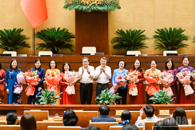 Thủ tướng Chính phủ Lê Minh Hưng và Chủ tịch Quốc hội Trần Thanh Mẫn tặng hoa chúc mừng các nữ đại biểu Quốc hội khóa XVI. (Ảnh: DUY LINH)