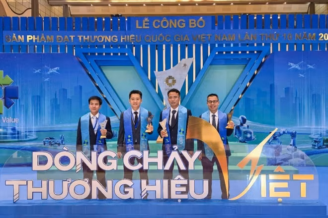 Đại diện 4 thương hiệu trong hệ sinh thái Tasco đến tham dự và nhận cúp vinh danh tại sự kiện. (Ảnh: Tasco)