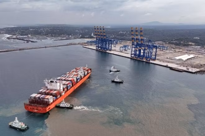 Tàu chở hàng hóa tại cảng Vizhinjam ở Thiruvananthapuram, Ấn Độ. (Nguồn: ANI/TTXVN)
