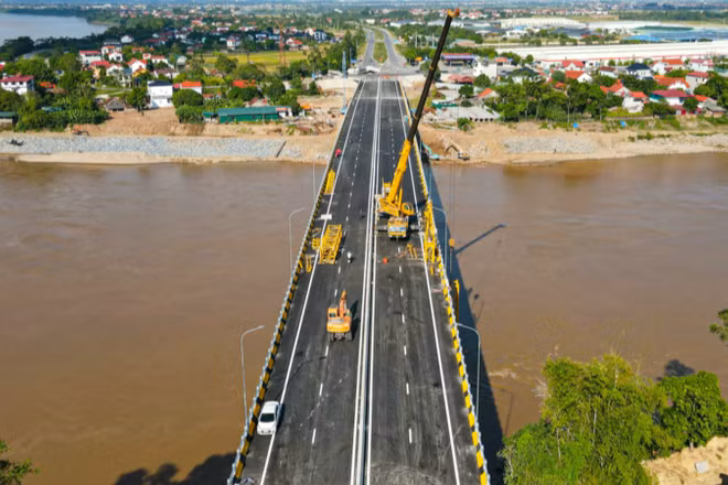 Cầu Phong Châu khi được đưa vào khai thác, sẽ góp phần giảm tải áp lực giao thông. (Ảnh LÊ KHÁNH)