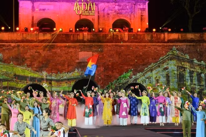 Lễ hội Áo dài Du lịch Hà Nội 2024 với chủ đề "Hà Nội - Tinh hoa Áo dài". (Ảnh: THẾ ĐẠI)