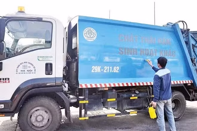 Công ty Môi trường đô thị Hà Nội chuẩn bị phương tiện thu gom, vận chuyển rác thải theo quy định mới.