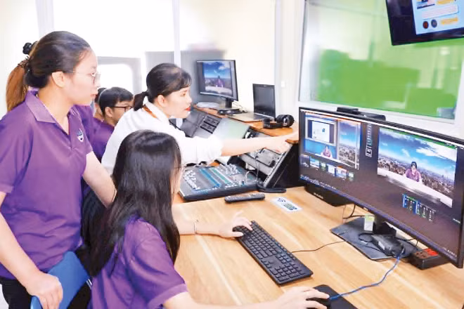 Sinh viên Trường đại học Giáo dục (Đại học Quốc gia Hà Nội) thực hành tại phòng Lab Công nghệ giáo dục.