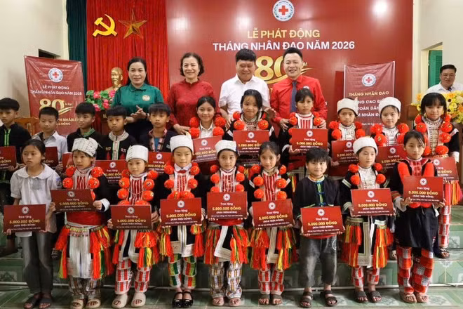 Hội Chữ thập đỏ tỉnh Tuyên Quang trao học bổng tặng các em học sinh có hoàn cảnh khó khăn.