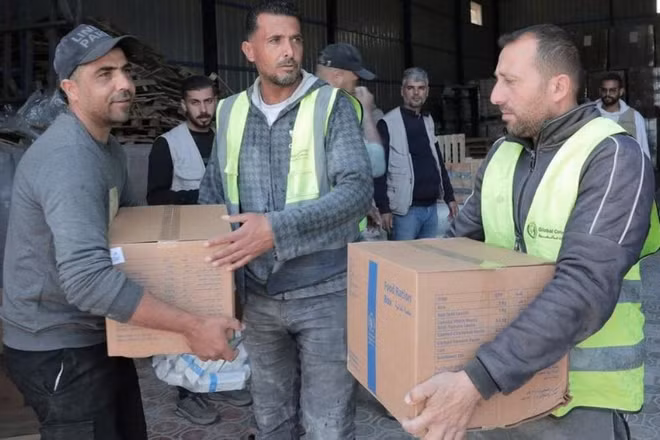 Nhân viên Liên hợp quốc chuyển hàng cứu trợ tới Gaza. (Ảnh: WFP)