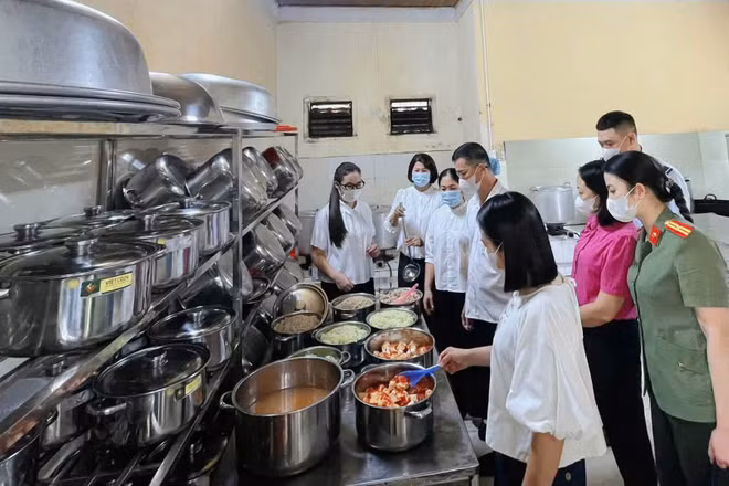 Tuyên Quang tăng cường kiểm tra việc bảo đảm an toàn thực phẩm tại các bếp ăn tập thể, căng tin trong các cơ sở giáo dục. (Ảnh: CTV)