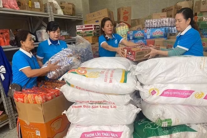 Các hội viên phụ nữ phường Thanh Liệt đóng gói nhu yếu phẩm gửi đồng bào miền trung và Tây Nguyên.