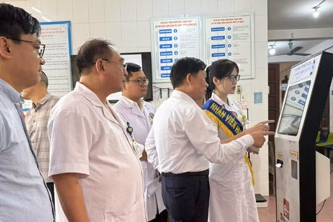 Các thành viên Hội đồng kiểm tra, thẩm định trang thiết bị triển khai hồ sơ bệnh án điện tử tại Bệnh viện đa khoa Thanh Oai.