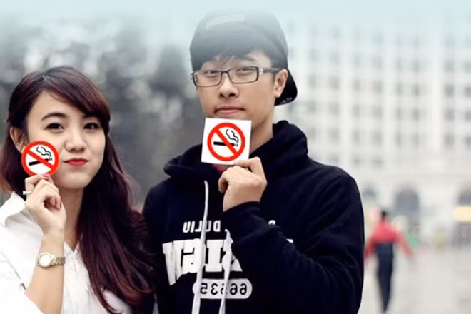 Học sinh, sinh viên tuyên truyền tác hại của thuốc lá đối với sức khỏe.