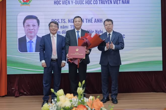 Đại diện Hội đồng Giáo sư cơ sở Học viện Y-Dược học cổ truyền Việt Nam trao Quyết định bộ nhiệm chức danh Phó Giáo sư cho các tân Phó Giáo sư.