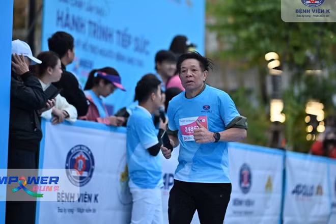 Ông Nguyễn Tiến Phúc tham gia Giải chạy "Hành trình tiếp sức năm" 2024 do Bệnh viện K (Bộ Y tế) tổ chức.
