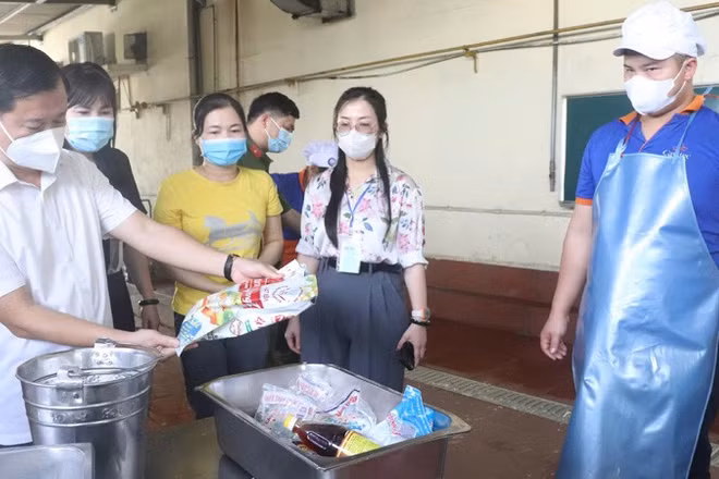 Các cơ quan chức năng kiểm tra công tác tác bảo đảm an toàn thực phẩm các tổ chức, cá nhân sản xuất, kinh doanh thực phẩm trên địa bàn Hà Nội.