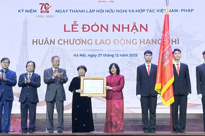 Đồng chí Bùi Thị Minh Hoài, Ủy viên Bộ Chính trị, Bí thư Trung ương Đảng, Bí thư Đảng ủy Mặt trận Tổ quốc, các đoàn thể Trung ương, Chủ tịch Ủy ban Trung ương Mặt trận Tổ quốc Việt Nam, trao tặng Huân chương Lao động hạng Nhì cho Hội Hữu nghị và Hợp tác Việt Nam-Pháp.