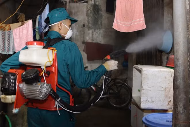 Ngành Y tế Hà Nội tổ chức phun hóa chất phòng, chống bệnh sốt xuất huyết tại cộng đồng.