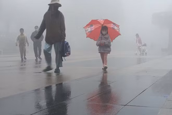 Bụi PM2.5 được đánh giá là tác nhân ô nhiễm không khí có ảnh hưởng tiêu cực nhất tới sức khỏe con người, nhất là bệnh phổi.