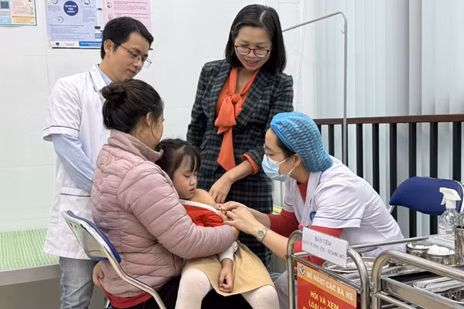 Y, bác sĩ Trạm Y tế phường Nghĩa Đô tiêm vaccine cho trẻ trên địa bàn để phòng các bệnh truyền nhiễm.