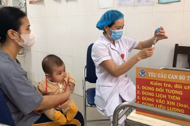 Cán bộ y tế tiêm vaccine cho trẻ trong độ tuổi để phòng các bệnh truyền nhiễm trên địa bàn Hà Nội.