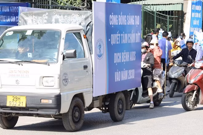 Tuyên truyền, cổ động về công tác phòng, chống HIV/AIDS trên các tuyến giao thông trên địa bàn thành phố Hà Nội.