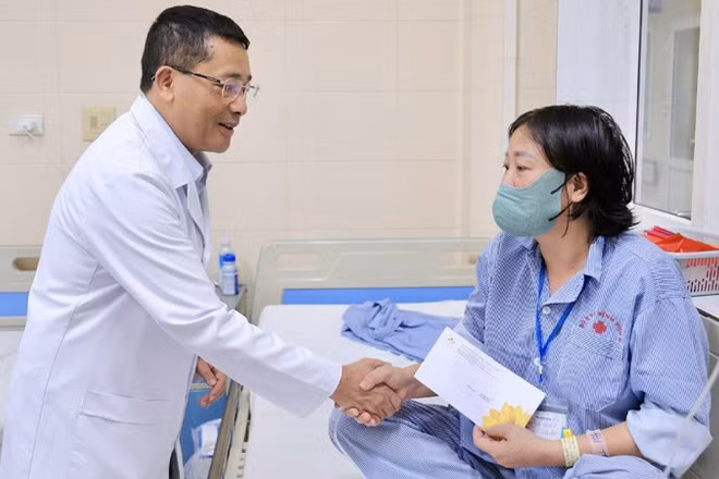 Giáo sư, Tiến sĩ Lê Văn Quảng thăm và tặng quà người bệnh bị ảnh hưởng bởi cơn bão số 10, 11 đang điều trị tại bệnh viện.