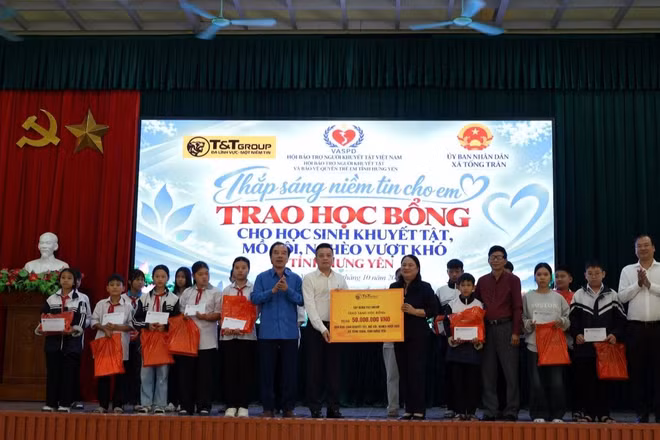 Đại diện T&T Group cùng các đơn vị trao 50 suất học bổng cho học sinh có hoàn cảnh khó khăn tại xã Tống Trân (tỉnh Hưng Yên). (Ảnh: ANH CHIẾN)