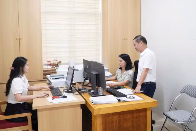 Cán bộ, công chức phường Thành Vinh thực hiện nhiệm vụ chuyên môn.