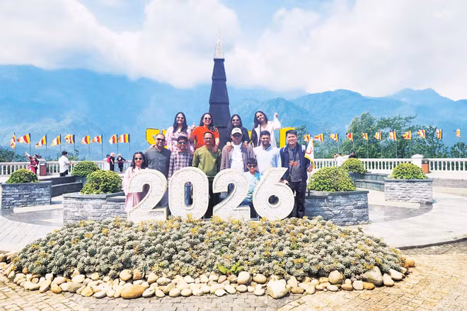 Anh Lê Thanh Sơn (cầm cờ) dẫn đoàn khách Ấn Độ tham quan Sa Pa.