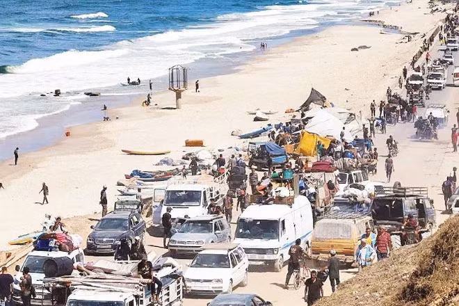 Người dân Gaza phải di dời do chiến sự.