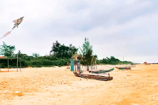 Bình yên trên bãi biển Cương Giáng, phường Phong Quảng, thành phố Huế. (Ảnh: MY NGUYỄN)